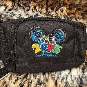 VINTAGE DISNEY WORLD 2005 Black Fanny pack.